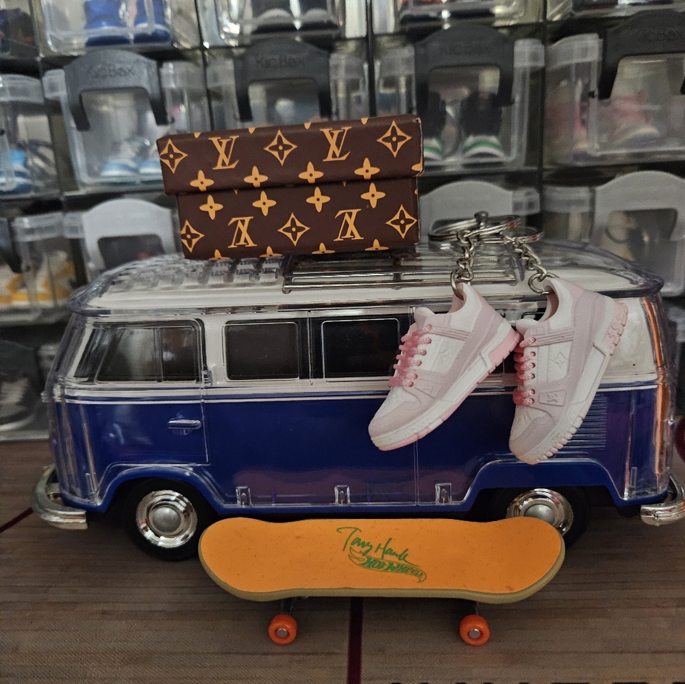 Fashion pair of mini sneakers keychain.(Pink/White). - Picture 7 of 8
